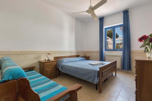 En eller flere senger på et rom på Residence La Scogliera by BarbarHouse