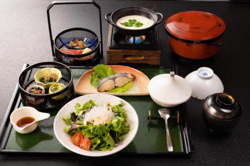 a table with two plates of food on a tray at Fulsato in Tsuchihatakozan