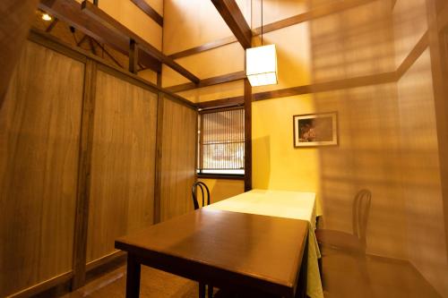 a dining room with a table and a window at Fulsato in Tsuchihatakozan