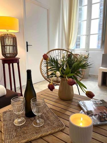 - un salon avec une table, une bougie et un vase dans l'établissement 83m2 de charme au coeur de la cité impériale, à Ajaccio