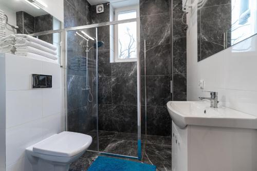 Bilik mandi di Apartamenty Weneckie