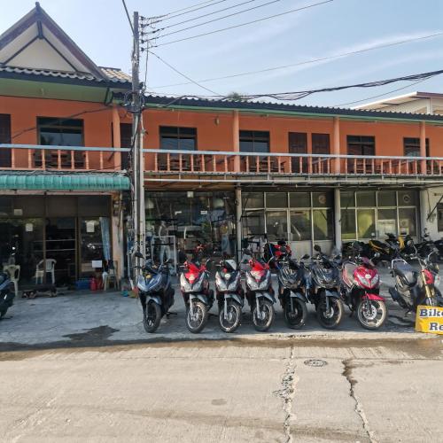 a group of motorcycles parked in front of a building at Haadrin Village near the pier in Haad Rin