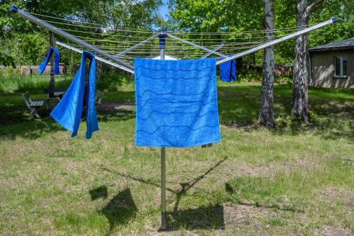 a blue towel on a pole in the grass at Pension Schwalbenweg in Schönefeld