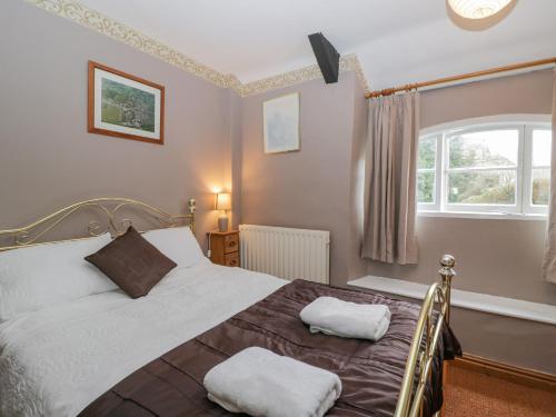 ein Schlafzimmer mit einem Bett mit zwei Handtüchern darauf in der Unterkunft Field Cottage in Shepton Mallet
