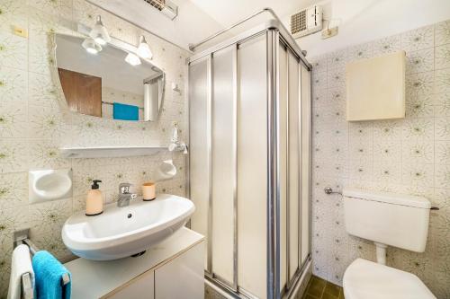 uma casa de banho com um lavatório e um chuveiro em Apartement Jörg em Lana