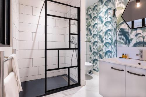uma casa de banho com um chuveiro e um lavatório. em Chambre D'hôtes Chez Dom em Saint-Jean-de-Maurienne