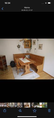 een foto van een kamer met een houten tafel bij BIO Hof/Wiesbauer Talblick in Türnitz