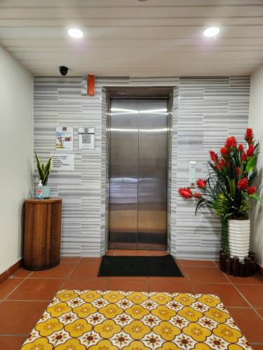 um átrio com uma porta de vidro e uma cabina de duche ao nível do chão em Uptown Eco Hotel em Kuala Terengganu