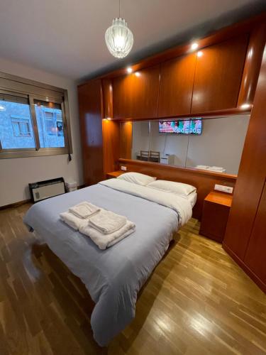 1 dormitorio con 1 cama con 2 toallas en Habitación cómoda en Barcelona, en Esplugues de Llobregat