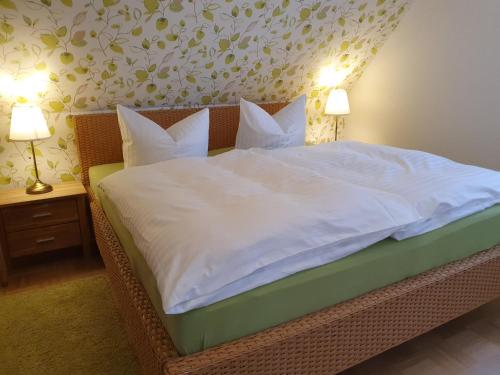 Postel nebo postele na pokoji v ubytování Deichhof Dangast - Ferienwohnung Gartenblick