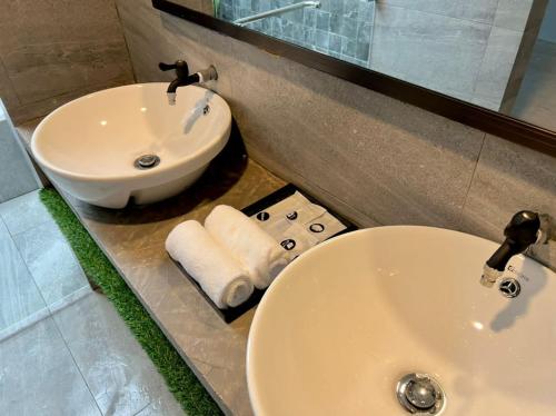 bagno con lavandino, servizi igienici e specchio di Chantara Cottage a Kampung Mawar