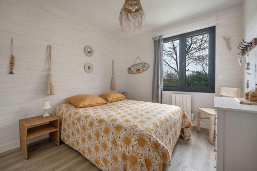 Un dormitorio pequeño con una cama y una ventana. en 500m des plages - Vacances à 6 autour du Golfe, en Saint-Gildas-de-Rhuys