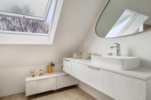 un baño con lavabo y espejo en 500m des plages - Vacances à 6 autour du Golfe, en Saint-Gildas-de-Rhuys