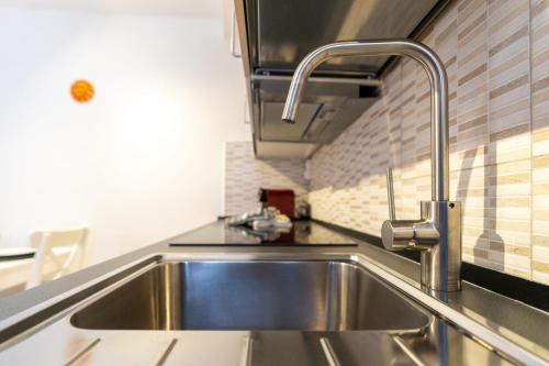 eine Edelstahl-Küchenspüle in einer Küche in der Unterkunft La casa perfetta per le vacanze in Venedig