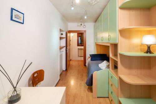 Kleines Zimmer mit einem Bett und einer Küche in der Unterkunft La casa perfetta per le vacanze in Venedig