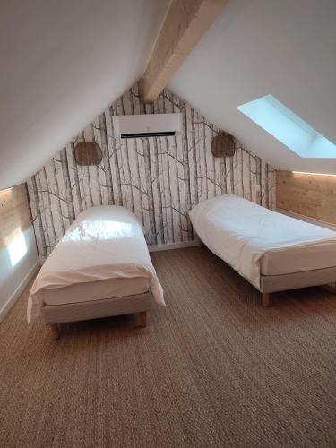 une chambre avec deux lits et deux fenêtres dans l'établissement Le Lodge du Parc, à Beaune