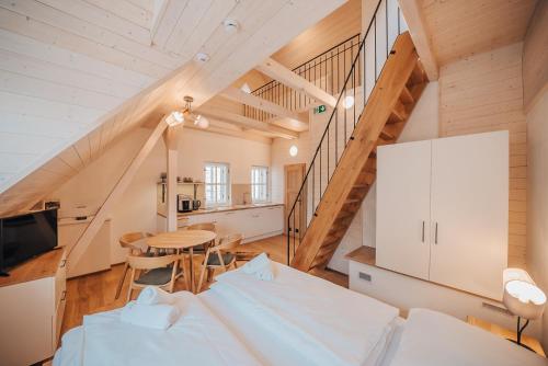 1 dormitorio con 1 cama y 1 mesa en una habitación en Apartman s výhledem, en Štramberk