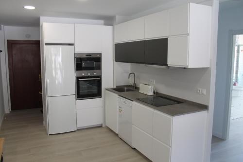 A kitchen or kitchenette at Luminoso y reformado apartamento en Nerja