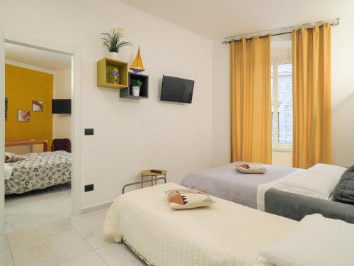 una camera d'albergo con due letti e uno specchio di ELI&FRA 1 a La Spezia