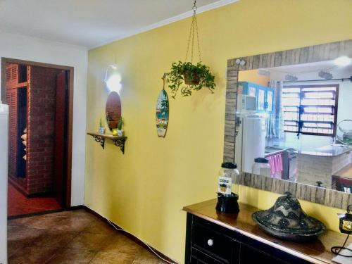 una cocina con una pared amarilla con encimera y un Sidx Sidx de cocina en Lagoa Apartment, en Florianópolis