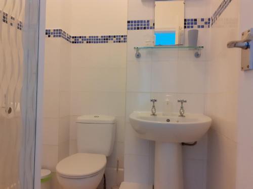 Bilik mandi di Gable Lodge Guest House
