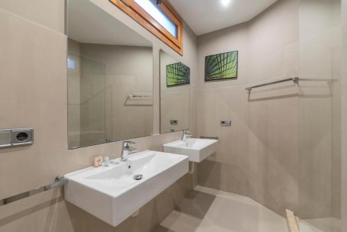 a bathroom with two sinks and a shower at Centric Gracia Apartments in Barcelona