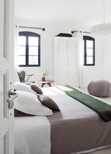 a bedroom with four beds with pillows on them at Metafort in Méthamis
