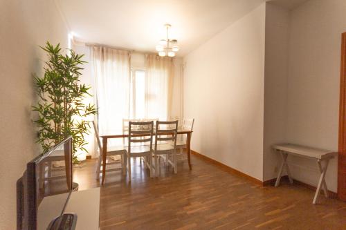 a dining room with a table and chairs at INNOUTHOME Apartamento Eixample Barcelona in Barcelona