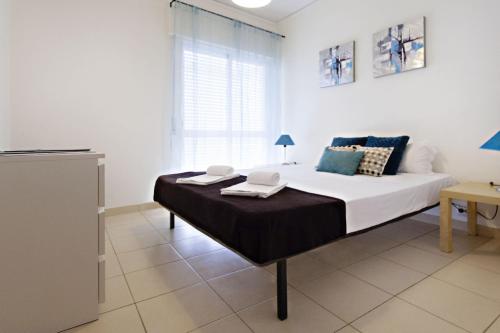 een slaapkamer met een groot bed in een kamer bij Blue Sky Apartment in Faro
