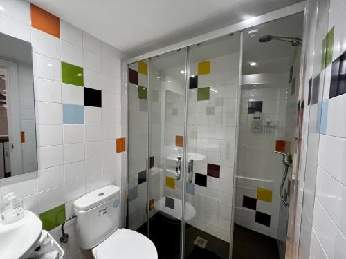łazienka z prysznicem, toaletą i umywalką w obiekcie Apartamento Puerta del Camino 5 - PATIO y WIFI w mieście Bilbao