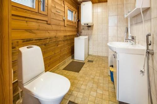 La salle de bains est pourvue de toilettes et d'un lavabo. dans l'établissement Metsämökki, à Kelkala