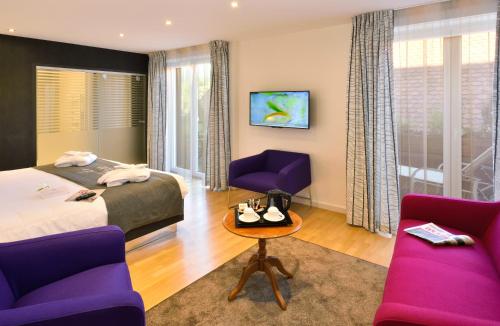 Postel nebo postele na pokoji v ubytování Logis Hotel Le Parc & Spa