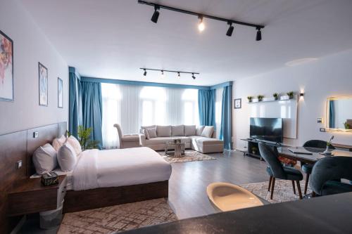 Habitación de hotel con cama y sala de estar. en El Gouna Sea & Garden Elite Villa's & Apartment's Private Residence - Hurghada en Hurghada