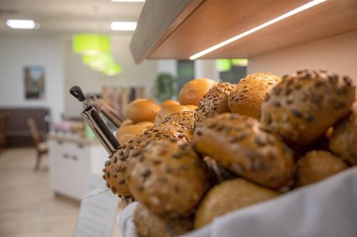 Una pila de bagels en exhibición en una tienda en Hotel NordRaum, en Bremen