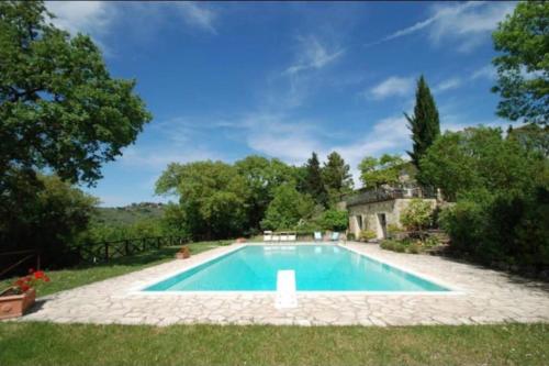 einen Pool im Hof eines Hauses in der Unterkunft [Swimming pool with view] Tenuta la Macinaia in Castello di Montalto