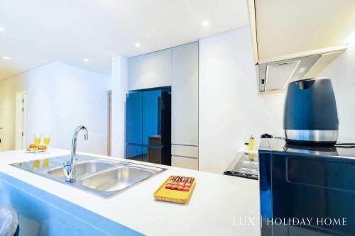 Kuchyň nebo kuchyňský kout v ubytování LUX The La Rive Sea View Suite