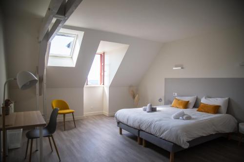 um quarto com uma cama, uma secretária e uma janela em Résidence Musicale Haut 2 Gammes - Gîte em Saint-Hippolyte