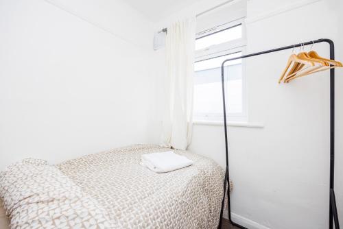 Een bed of bedden in een kamer bij HeadsonBed- Croydon 4Bedrooms with Parking for the Larger groups