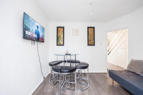 TV/Unterhaltungsangebot in der Unterkunft HeadsonBed- Croydon 4Bedrooms with Parking for the Larger groups