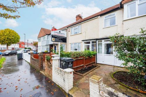 ein Haus mit einem Schild davor in der Unterkunft HeadsonBed- Croydon 4Bedrooms with Parking for the Larger groups in Hackbridge