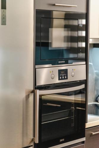Elegant decorated house - Free Private Parking & Fibre Internet!
