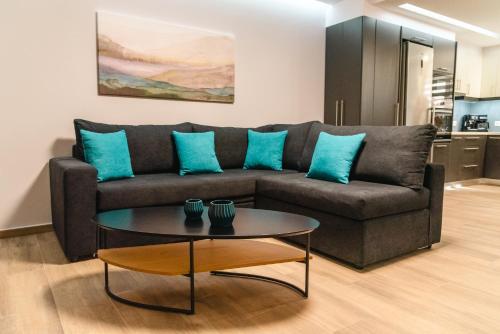 Elegant decorated house - Free Private Parking! photo 2
