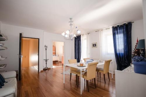 jadalnia i salon ze stołem i krzesłami w obiekcie B&b Villa Maria Di Venere w mieście Bari