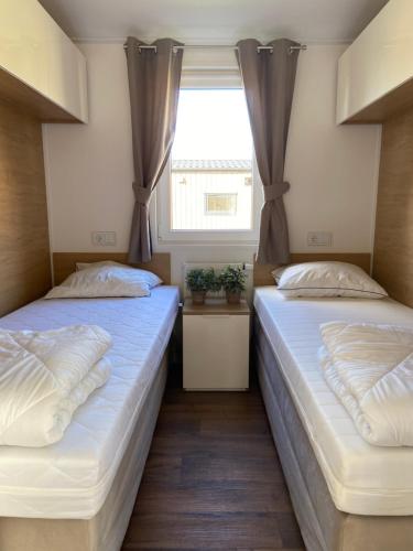 Un pat sau paturi într-o cameră la Strandparc Nulde