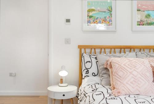 a bedroom with a bed with a wooden head board at Poppyfields in Germoe