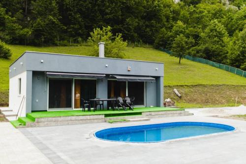 Der Swimmingpool an oder in der Nähe von Villa Pećina