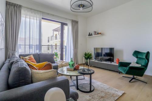 Fotografia z galérie ubytovania HiGuests - Stylish Waterfront Apartment With Pool in La Mer v Dubaji