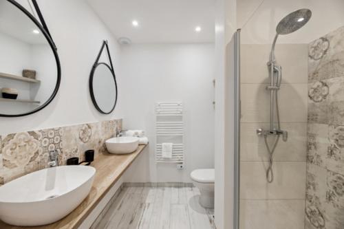 ein Bad mit einem Waschbecken, einem WC und einer Dusche in der Unterkunft DOMAINE OLMETA in Porticcio