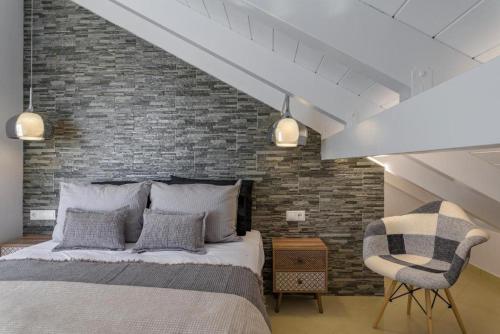 En eller flere senge i et værelse på Elegant Penthouse with Sea View