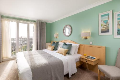 Un dormitorio con una cama grande y una ventana en Hotel Penzance en Penzance